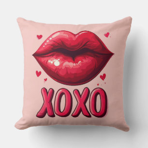 Lebendige rote Lippen mit XOXO-Design Kissen