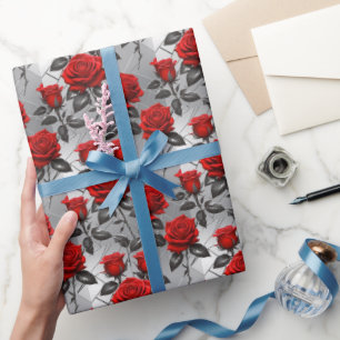 Lebendige rote Rosen auf einem metallischen silber Geschenkpapier