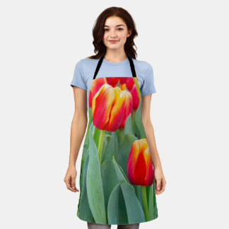 Lebendige rote und gelbe Tulpen im Frühlingsgarten Schürze