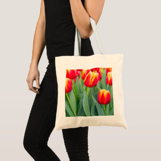 Lebendige rote und gelbe Tulpen im Frühlingsgarten Tragetasche