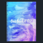 Lebendige Wasserfarbe - unsere Eimerliste ist ein  Notizblock<br><div class="desc">Diese Zeitschrift hat eine lebendige Aquarellabdeckung und liest Our Bucket List mit Platz für die Namen der Paare. Es ist das perfekte Hochzeitsgeschenk,  damit sich die Neuvermählten eine gemeinsame Eimerliste erträumen können.</div>