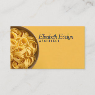 Lebendiger gelber Hintergrund mit Pastaschüssel Visitenkarte