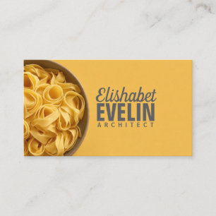 Lebendiger gelber Hintergrund mit Pastaschüssel Visitenkarte