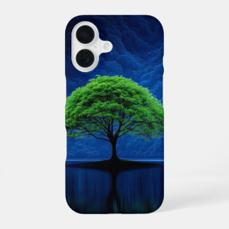 Lebendiger grüner Baum am mitternachtsblauen See-T iPhone 16 Hülle