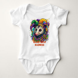 Lebendiger Mardi Gras-Opossum in Narrenmaske und P Baby Strampler