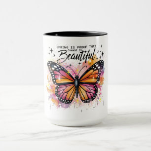 Lebendiger Schmetterling mit Frühlingswandel-Zitat Tasse