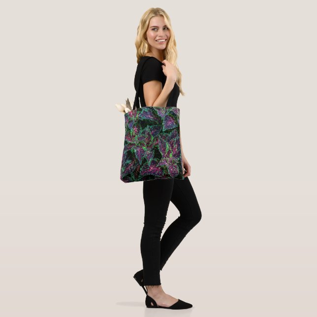 Lebendiges Coleus-Blattmuster. Tasche (Am Model)
