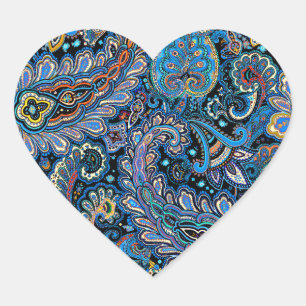 Lebendiges Paisley-Muster in Blau auf Schwarz Herz-Aufkleber