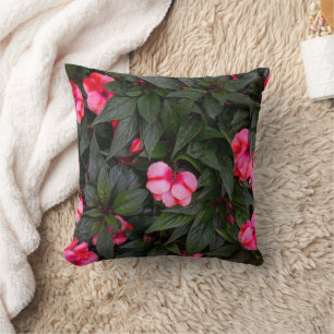 Lebendiges Rosa New Guinea Impatiens-Blumenmuster Kissen