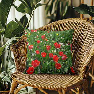 Lebendiges rotes Tulpenblumenfeld Kissen