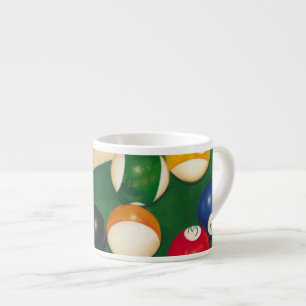 Lebensechte Billard-Tabelle mit Bällen und Kreide Espressotasse