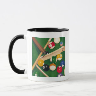 Lebensechte Billard-Tabelle mit Bällen und Kreide Tasse