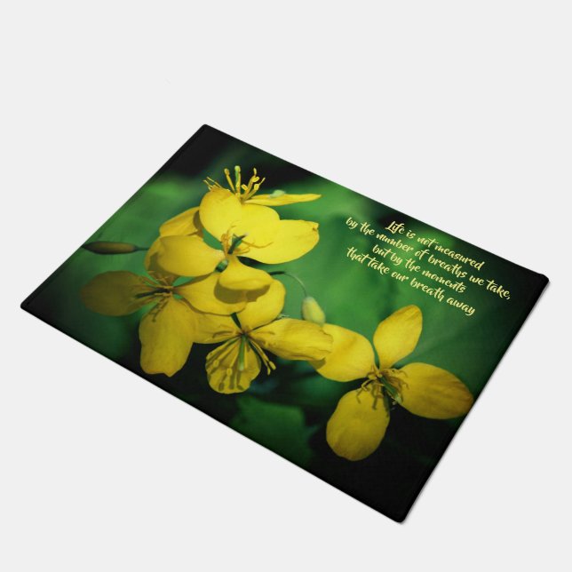 Lebensinspirierendes Zitat Gelbe Blumen Fußmatte (Schrägansicht)