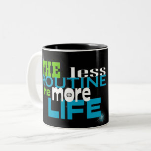 Lebensweisheit auf Schwarz Zweifarbige Tasse