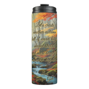 Lebhafte Autumn Forest Misty Stream Typografie Thermosbecher