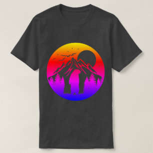 Lebhafte Berglandschaft mit Bären T-Shirt