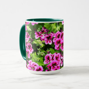 "Lebhafte Blüten: heiß rosa Geranien auf den Lush Tasse