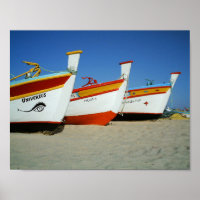 Lebhafte Fischerboote am Strand der Algarve