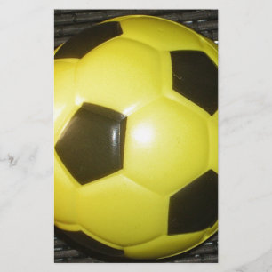 Lebhafte Gelb- und Schwarzfußballkunst