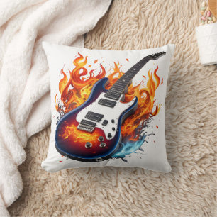 Lebhafte Gitarre, umgeben von Flammen bei Dämmerun Kissen
