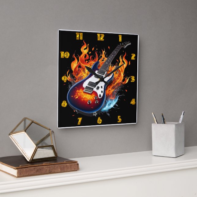 Lebhafte Gitarre, umgeben von Flammen bei Dämmerun Quadratische Wanduhr (Büro)
