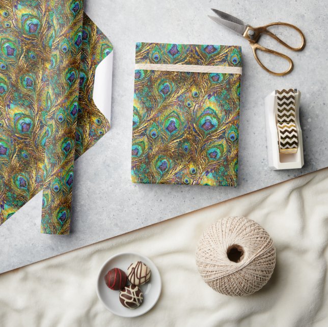 Lebhafte Pfauenfeathers auf Gold Geschenkpapier (Kunsthandwerk)