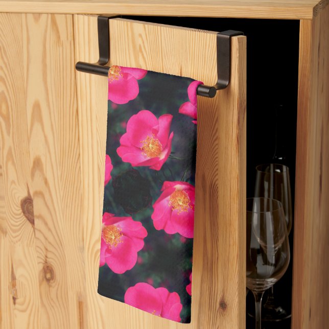 Lebhafte rosa Rosenblätter Abstraktes Blumenmuster Geschirrtuch (Drittel gefaltet)