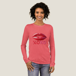 Lebhafte rote Lippen mit XOXO-Design Tri-Blend Shirt