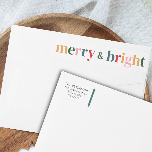 Lebhafte Typografie Merry & Bright Moderne Weihnac (Christmas Wrap Around Return Address Label)