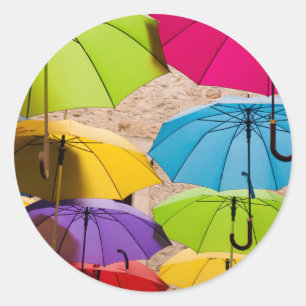 Lebhafte und farbenfrohe Umbrellas Runder Aufkleber