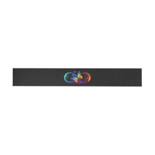 Lebhafte Unendlichkeit mit Regenbogenschmetterling
