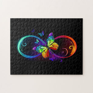 Lebhafte Unendlichkeit mit Regenbogenschmetterling