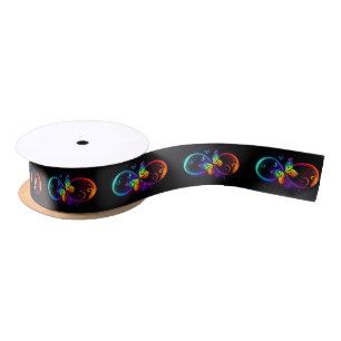 Lebhafte Unendlichkeit mit Regenbogenschmetterling Satinband