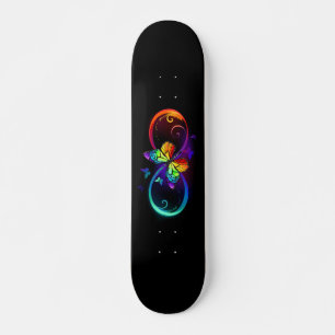 Lebhafte Unendlichkeit mit Regenbogenschmetterling Skateboard