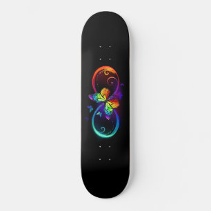 Lebhafte Unendlichkeit mit Regenbogenschmetterling Skateboard