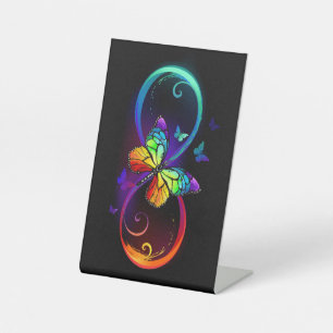 Lebhafte Unendlichkeit mit Regenbogenschmetterling Sockelschild