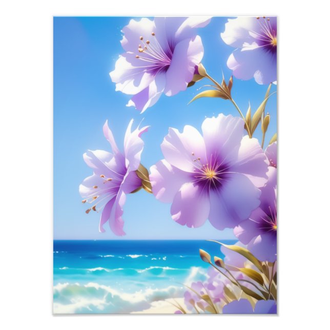 Lebhafte violette Blumen gegen die Ozeanwellen Fotodruck (Vorne)