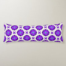 Lebhafte violette Blumen und Leaf-Motive