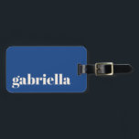 Lebhafter blauer, muffiger Typografie Personalisie Gepäckanhänger<br><div class="desc">Reisen Sie stilvoll mit diesem personalisierten Gepäckanhänger in modernem minimalistischem Design. Der elegante Serifenname hebt sich vor einem lebendigen, blauen Hintergrund hervor und schafft einen schicken und zeitlosen Look. Ideal für Geschäftsreisende, Geschäftsleute, Studierende und Urlauber, die gewollt haben, ihre Taschen leicht zu erkennen. Die Rückseite bietet Platz für Kontaktdetails, sodass...</div>