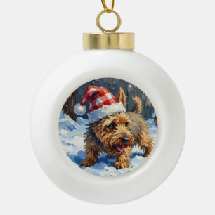 Lebhafter Cairn Terrier Hund gräbt nach Weihnachte Keramik Kugel-Ornament