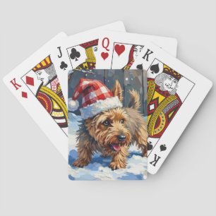 Lebhafter Cairn Terrier Hund gräbt nach Weihnachte Spielkarten