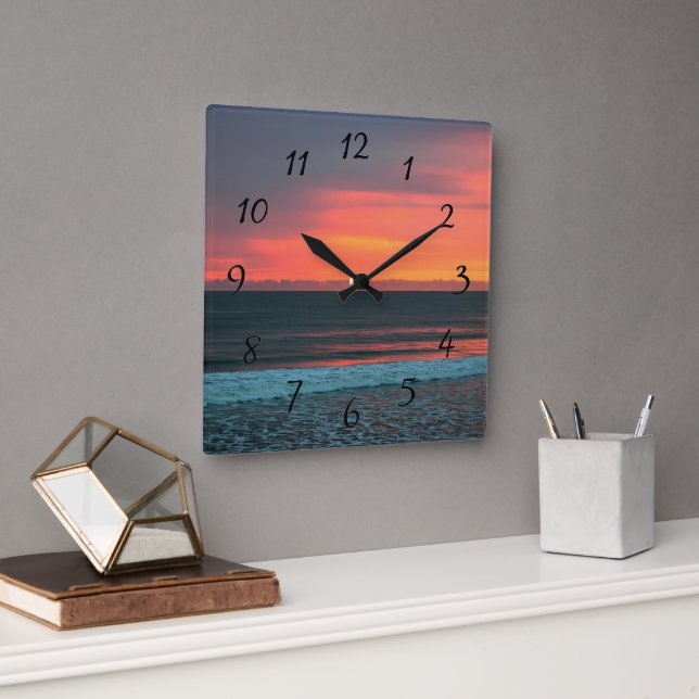 Lebhafter Farbsonnenaufgang über dem Meer Quadratische Wanduhr (Büro)