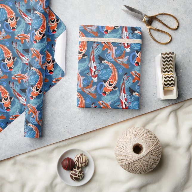 Lebhafter Koi Fisch unter Paisley Pattern Geschenkpapier (Kunsthandwerk)