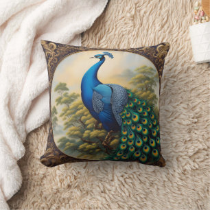 Lebhafter Pfau mit farbenprächtigem Schwanz inmitt Kissen