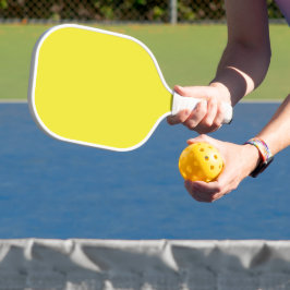 Lebhafter, solider gelber Hintergrund Pickleball Schläger