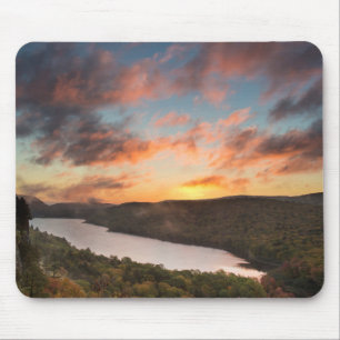 Lebhafter Sonnenaufgang über dem Wolkensee im Herb Mousepad