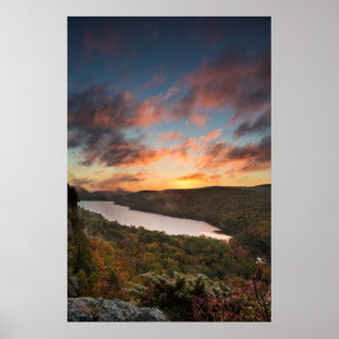 Lebhafter Sonnenaufgang über dem Wolkensee im Herb Poster