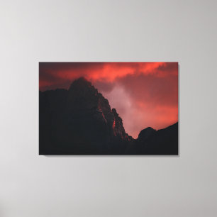 Lebhafter Sonnenuntergang in den Bergen Leinwanddruck
