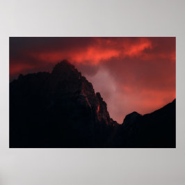 Lebhafter Sonnenuntergang in den Bergen Poster