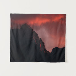 Lebhafter Sonnenuntergang in den Bergen Wandteppich